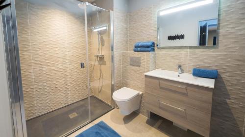 une salle de bain avec une douche, des toilettes et un lavabo dans l'établissement Apt 360 n17 - BO Immobilier - Châtel, à Châtel
