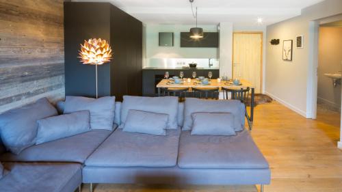 un salon avec un canapé et une salle à manger dans l'établissement Apt 360 n17 - BO Immobilier - Châtel, à Châtel