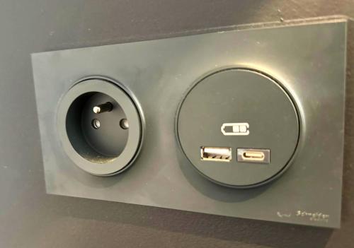 a close up of a metal box with a button at Studio Preto - Confort moderne - Terrasse - Parking gratuit - Non fumeur in Fumel