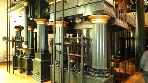 a room with a bunch of pipes in a building at Studio Preto - Confort moderne - Terrasse - Parking gratuit - Non fumeur in Fumel