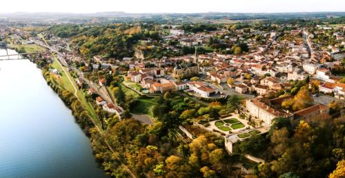 an aerial view of a town next to the water at Studio Preto - Confort moderne - Terrasse - Parking gratuit - Non fumeur in Fumel