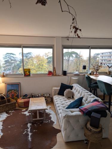 un salon avec un canapé et une table dans l'établissement T3 lumineux avec vue panoramique - Point du Jour, à Lyon