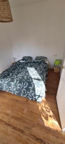 - un lit non aménagé dans une chambre dotée de parquet dans l'établissement Superbe 2 pièces45 m2 calme ensoleillé hypercentre, à Villers-sur-Mer