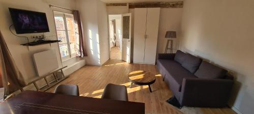 un salon avec un canapé et une table dans l'établissement Superbe 2 pièces45 m2 calme ensoleillé hypercentre, à Villers-sur-Mer