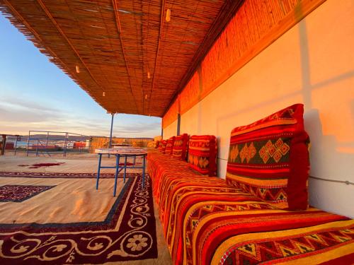 een rij stoelen op een dak bij 33 Taghazout in Taghazout