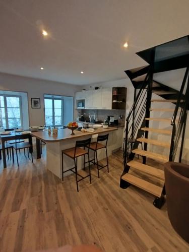 - une cuisine et une salle à manger avec un escalier dans une maison dans l'établissement La Passerelle, à Polignac
