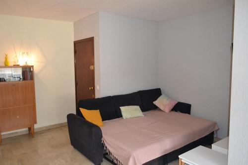 un salon avec un lit et un canapé dans l'établissement Cannes La Baronne, à Cannes