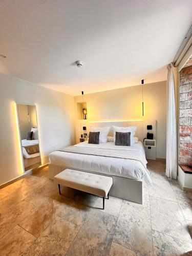 Postel nebo postele na pokoji v ubytování Boutique Hotel Comtal Empuries