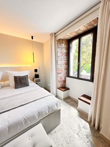 Postel nebo postele na pokoji v ubytování Boutique Hotel Comtal Empuries