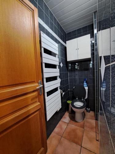 La salle de bains est pourvue de toilettes et d'une porte en verre. dans l'établissement T2 campagne Mitoyen, à Gémenos