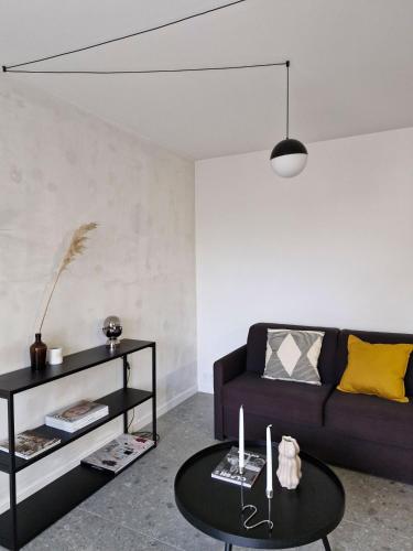 un salon avec un canapé et une table dans l'établissement Kavell, à Pléneuf-Val-André