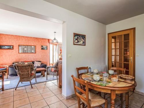 une cuisine et un salon avec une table et des chaises dans l'établissement La Maison de Saint-Hernot, à Crozon