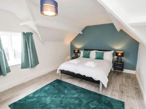 a bedroom with a bed and a green rug at Pannett Park Rooms in Whitby