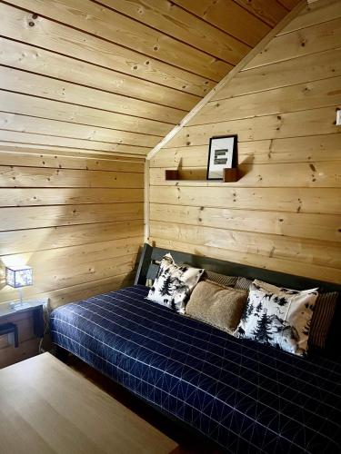 a room with a bed in a log cabin at Shum Cheremosha in Verkhovyna