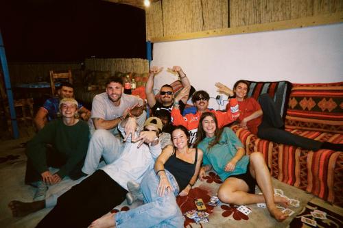 een groep mensen die op een bank zitten bij 33 Taghazout in Taghazout