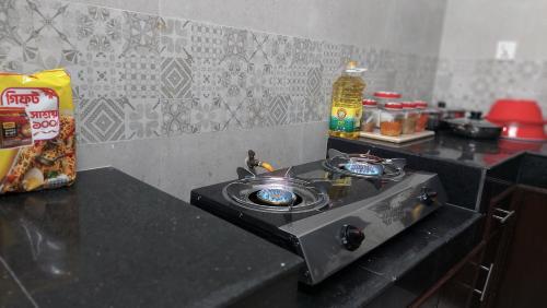 Dapur atau dapur kecil di Luxurious apartment at Dhaka