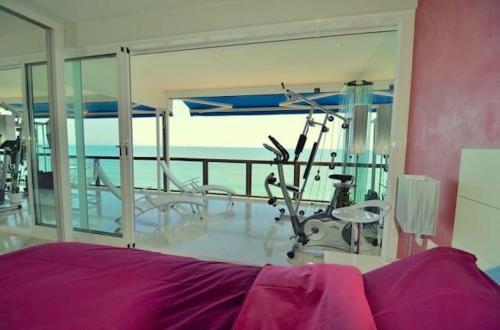 a room with a gym with a exercise bike at Malibu Beach Deluxe Wohnung Strandlage in Benalmádena
