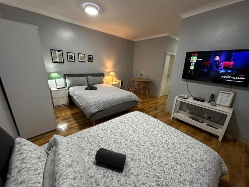 Een bed of bedden in een kamer bij CENTRAL Ground Floor Studio