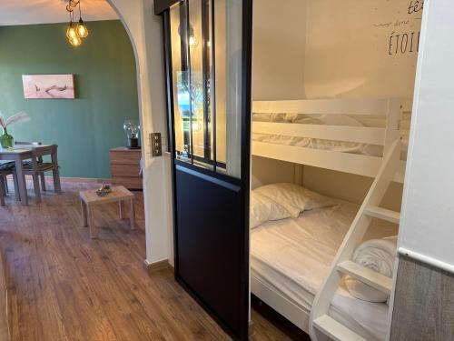Zimmer mit einem Etagenbett und einem Esszimmer in der Unterkunft Appartement n 79 Moriani plage in Santa-Lucia-di-Moriani