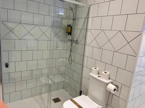 a bathroom with a toilet and a glass shower at INSIDEHOME Ciudad del Cine a 3 minutos de la Plaza Mayor in Valladolid