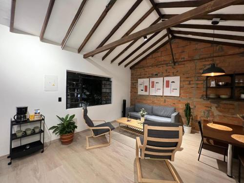 Stylish 5-BR Apartment in Medellín's Trendiest Spot, Walk Everywhere!