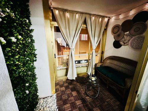 a room with a window and a bed and a balcony at Céntrico Apartamento en Benidorm in Benidorm