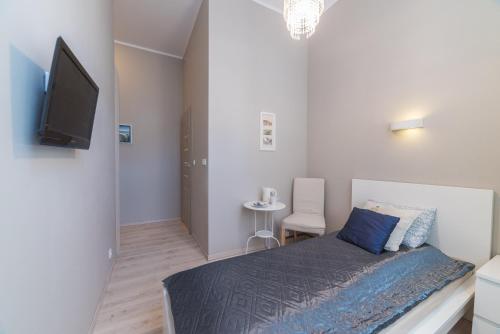 TV a/nebo společenská místnost v ubytování Due Passi Apartamenty w Sopocie