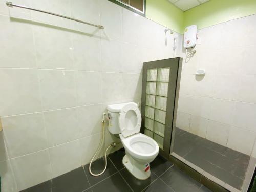 a bathroom with a toilet in a room at โรงแรมวรัญญูเฮ้าส์ & รีสอร์ท in Maha Sarakham