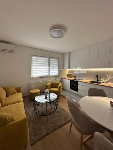 Η κουζίνα ή μικρή κουζίνα στο Apartman Aranđelovac2