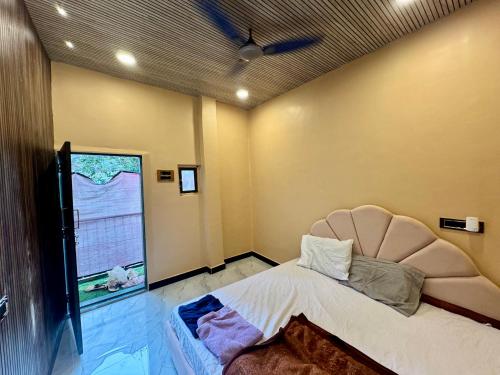 un dormitorio con una cama y una ventana en Budget accommodation 3, en Bombay