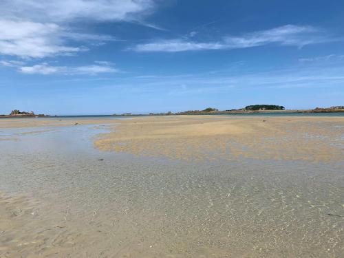a sandy beach with aploadploadploadpload at Amour Amour Love Room in Penvénan