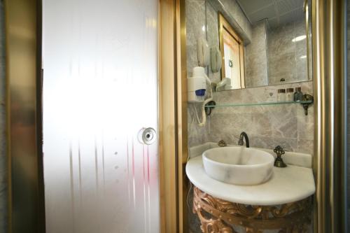 Ένα μπάνιο στο White Monarch Hotel