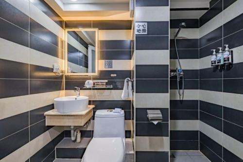 北京Dequan Hotel chaoyang high speedtrain of China Branch的带马桶和水槽的浴室