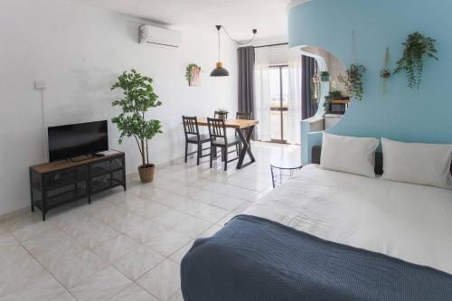 Go4Portugal - Dinis - Luxe Condo with Pool, Airco, Seaview with two Balcony