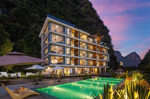 Bazén v ubytování Yangshuo 1Q84 Tree Hotel nebo v jeho okolí