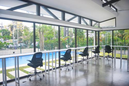 La alberca dentro o cerca de New and stylish apartment