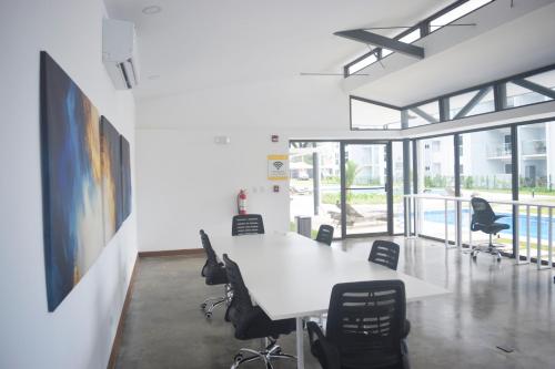 La alberca dentro o cerca de New and stylish apartment