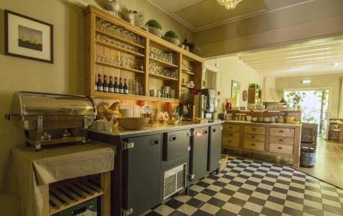 eine Küche mit Theke und Schachbrettboden in der Unterkunft Hotel-Pension Zoom-Oord in Renesse
