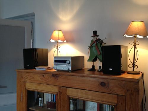 Appartement de charme coeur historique parking privéにあるテレビまたはエンターテインメントセンター