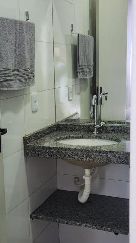 Ένα μπάνιο στο Apartamento/Kitnet