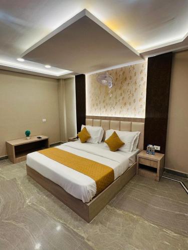 a bedroom with a large bed in a room at Hotel The Grand Agastya in Kaohni