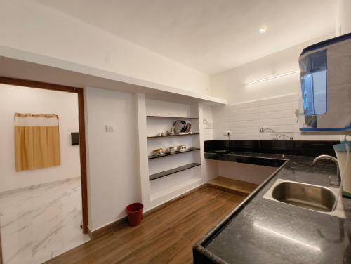 Kuchyň nebo kuchyňský kout v ubytování EESHA Inn - A Premium Home stay Near Temple