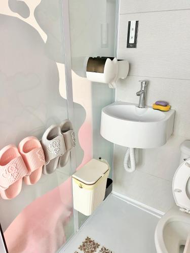 Un baño de Moon walks slowly