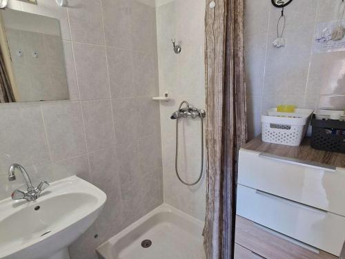 une salle de bain avec une douche, un lavabo et des toilettes dans l'établissement Agréable Appart 4 Pers. Proche Plage avec Terrasse et Parking Privé - FR-1-387-45, à Marseillan