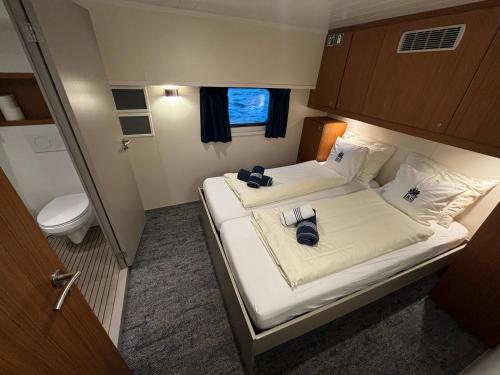 Postel nebo postele na pokoji v ubytování Hotelboat Iris