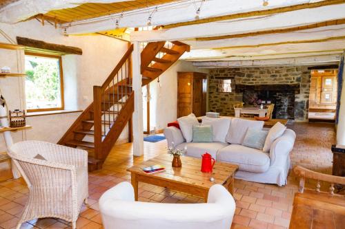 un salon avec un canapé et une table dans l'établissement La Maison, à Crozon