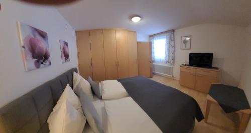 TV a/nebo společenská místnost v ubytování Ferienhaus Anger