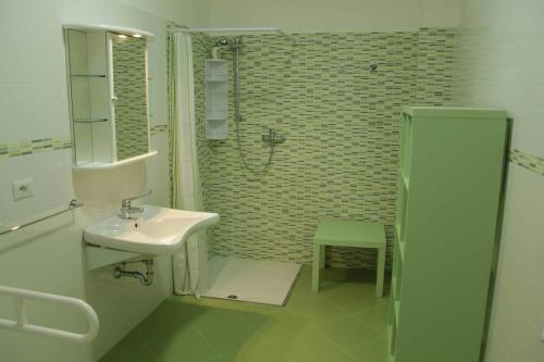 y baño con lavabo y ducha. en Monolocale Santa Caterina, en Santa Caterina di Nardò