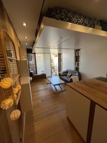 une cuisine et un salon avec un canapé et une table dans l'établissement Studio Hélios, à Huez