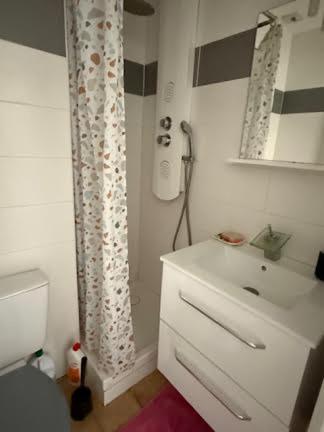 une salle de bain avec un lavabo et un rideau de douche dans l'établissement L'Enclos de la plage, à La Ciotat